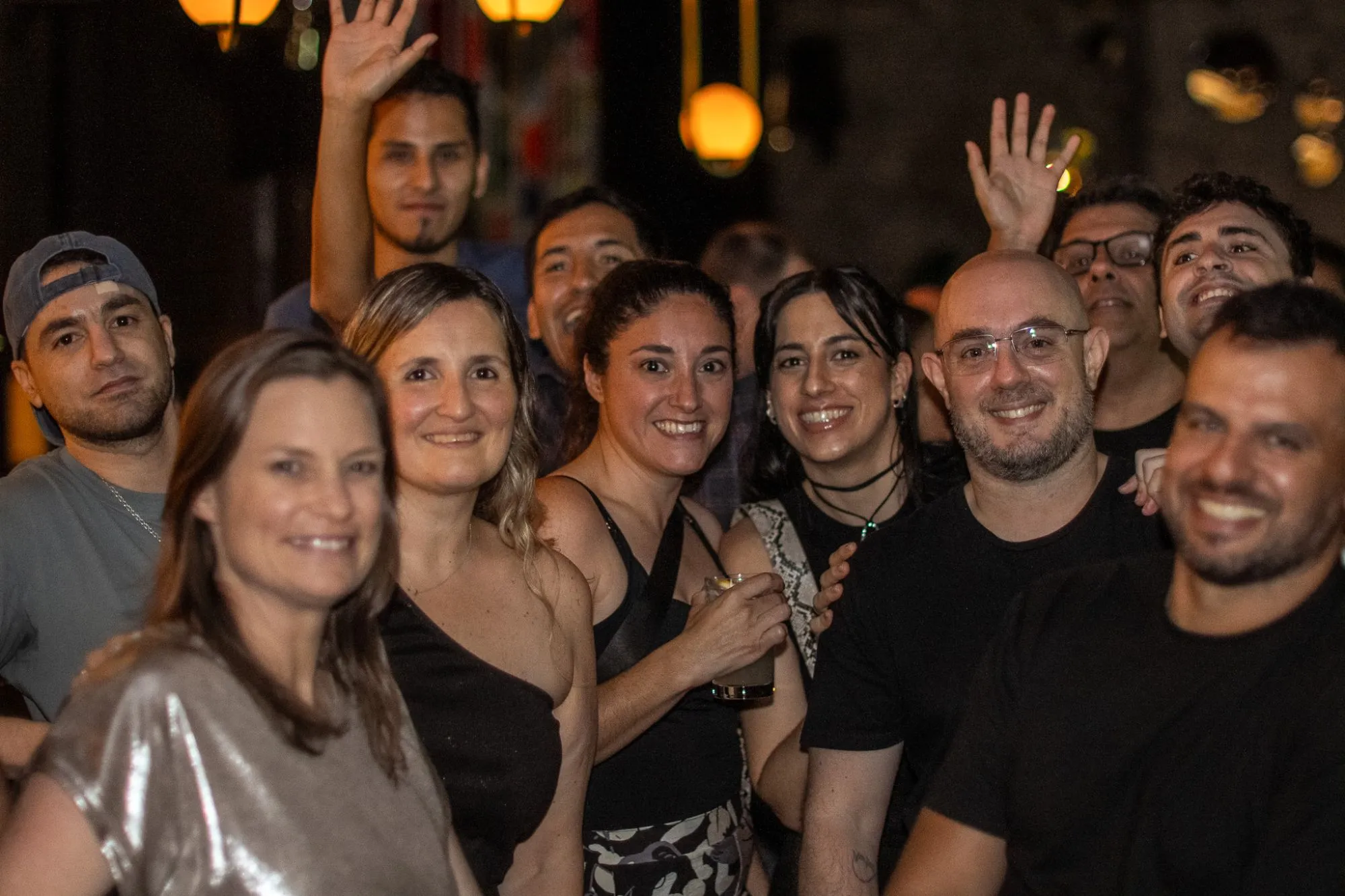 Integrantes del equipo de Witbor sonriendo juntos durante un festejo
