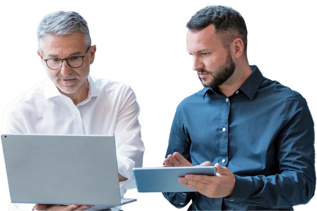 Dos profesionales de Witbor trabajando con una notebook y una tablet