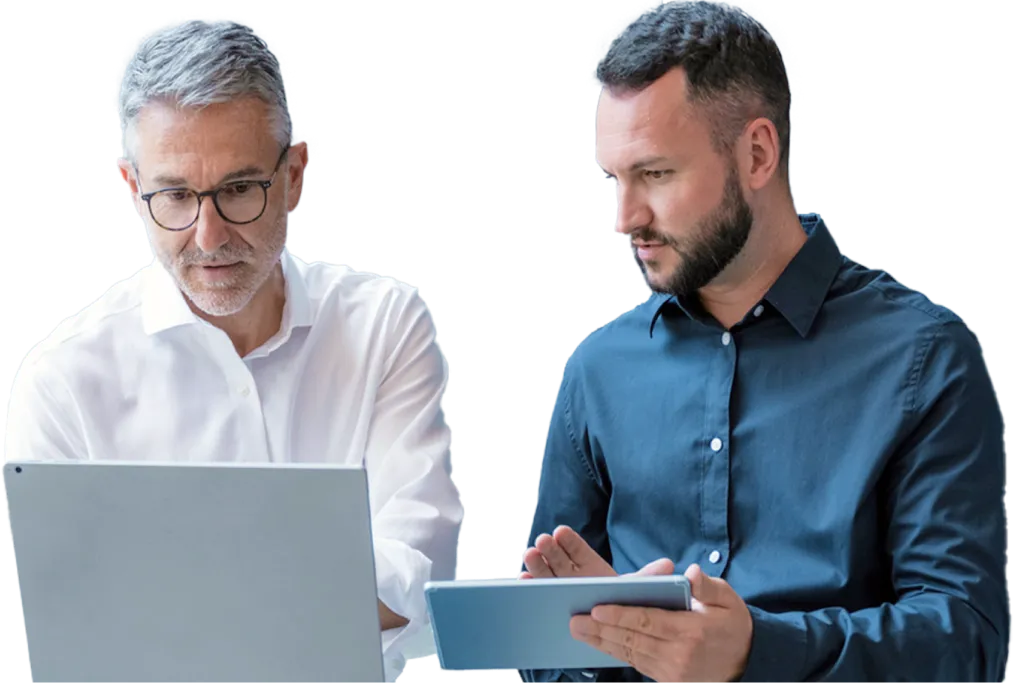 Dos profesionales de Witbor trabajando con una notebook y una tablet