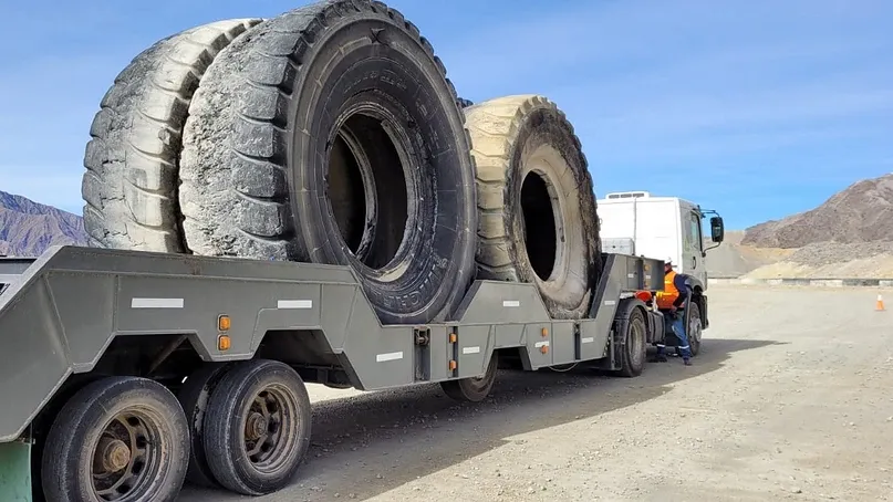 Camión de Grupo Trasur trasladando neumáticos de gran porte para la industria minera